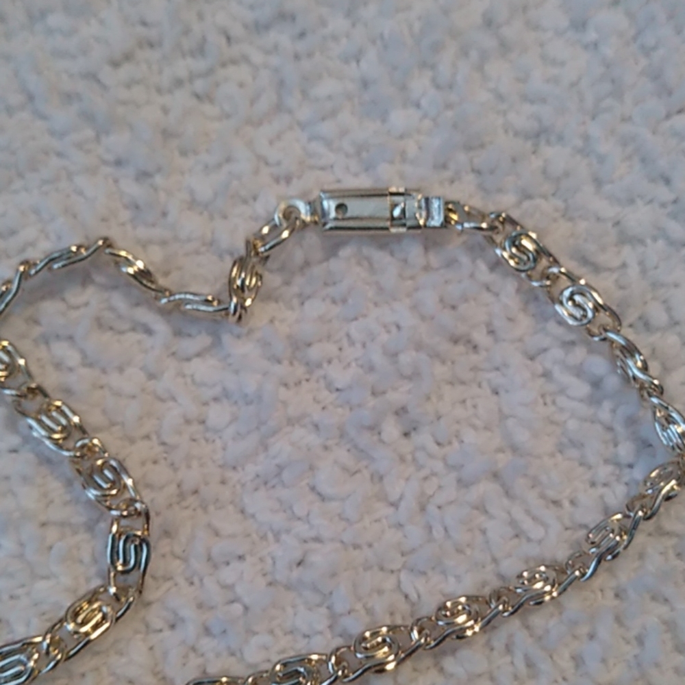 Silver tone necklace with swan pendent - Picture 7 of 8